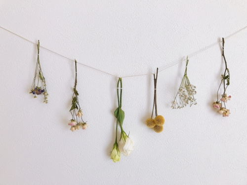 賃貸物件でも大丈夫！壁にドライフラワーを飾ってアンティーク調インテリアに