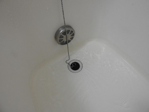 お風呂のお湯の排水を朝にする