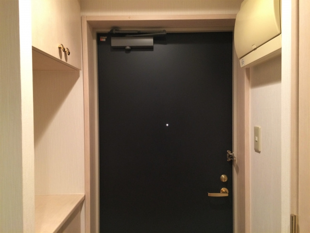 ドアスコープから中の様子を見る方法とは？