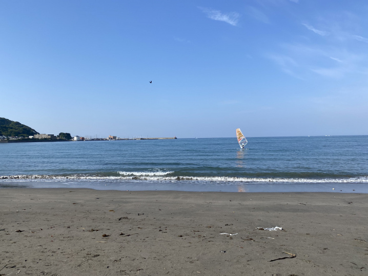 逗子海岸の砂の山の画像