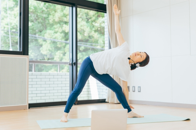 腰周りの重さもむくみも絞り取る！ねじった三角のポーズ（パリヴリッタ・トリコナーサナ）