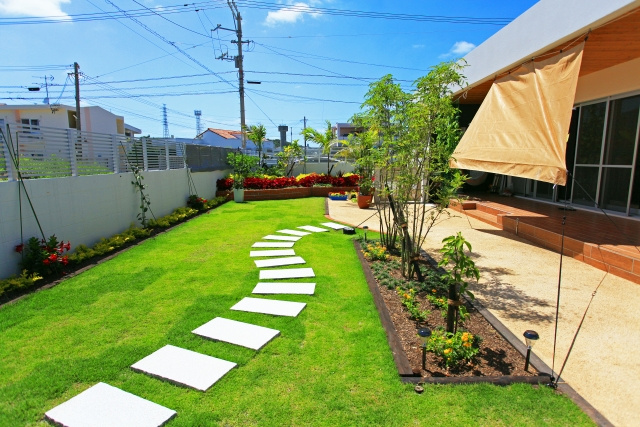新築戸建ての庭のデザインはどうする?人工芝・天然芝・砂利のメリットとはの画像