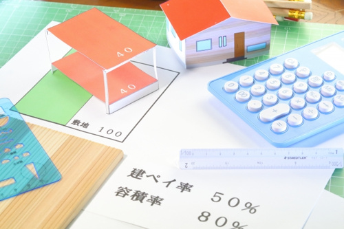 容積率（建ぺい率）オーバーの不動産は売却できる？売却方法と注意点を解説
