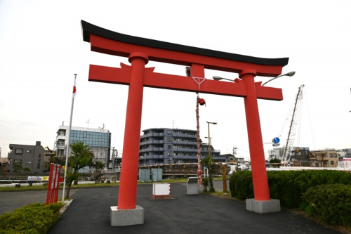 一度は見てみたい！迫力たっぷりの穴守稲荷神社の旧大鳥居
