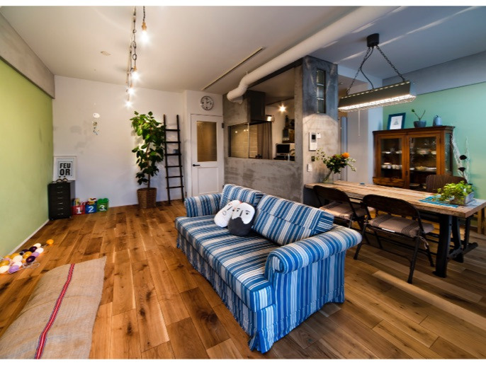 モルタルが主役の家の画像