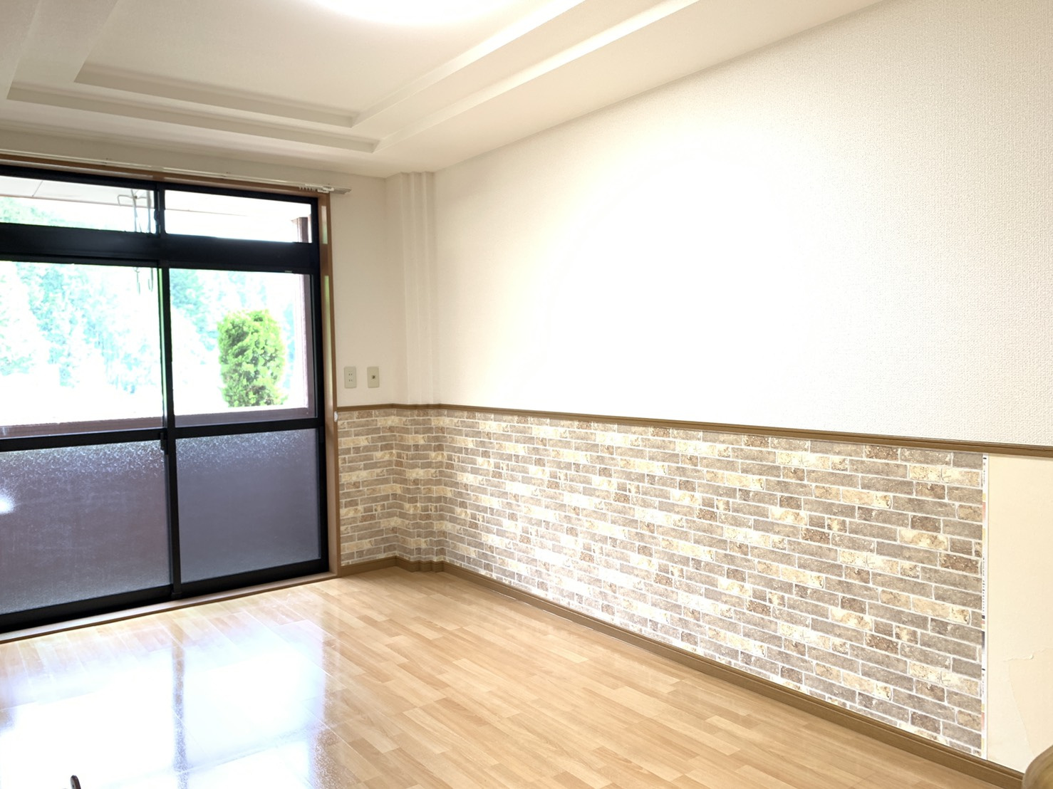 空室リフォーム♪腰下アクセントクロスの画像