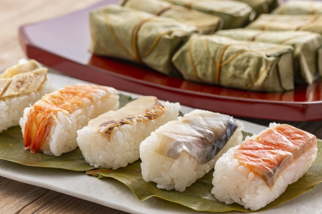 奈良の名物グルメ　柿の葉で包まれた四角いお寿司「柿の葉寿司」