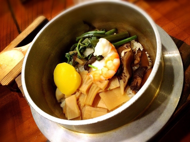 奈良の名物グルメ　ゆったりと炊き立てを待つ贅沢「釜めし」
