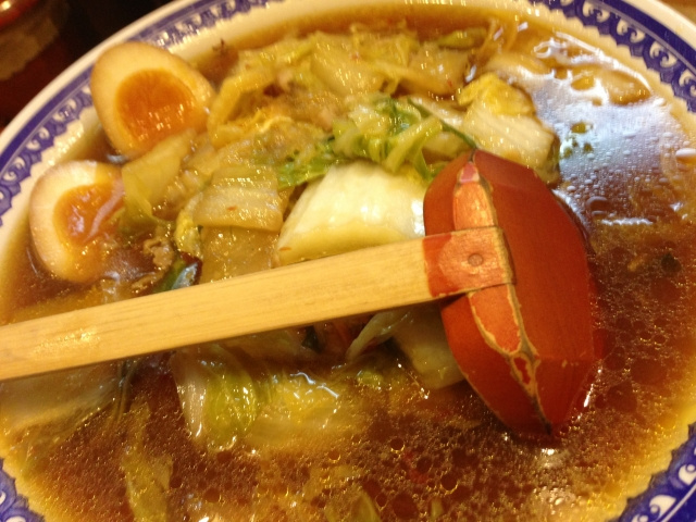 奈良の名物グルメ　山盛りの白菜とピリ辛スープが美味しい「天理ラーメン」