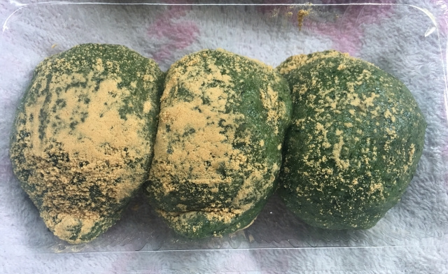 奈良の名物スイーツ　目にもとまらぬ高速餅つき「よもぎ餅」