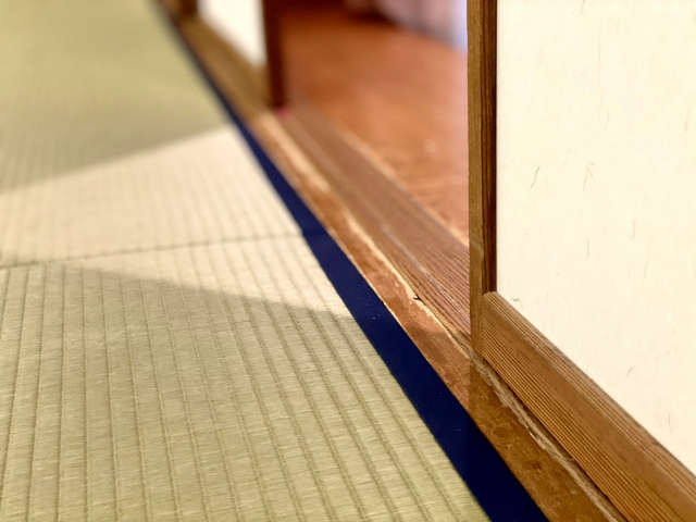 敷居にたまったゴミの掃除方法