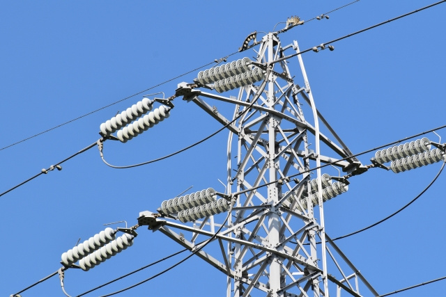 送電線下の不動産は売却できる？確認しておきたいポイントを解説