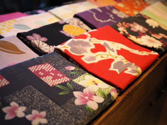 手ぬぐいや浴衣が素敵！堺市の伝統産業「注染」とは？