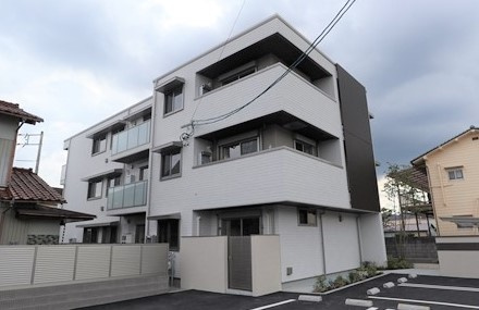 新築★BEREO　S・T☆東広島市の風物詩赤瓦がエントランスを飾ります！の画像