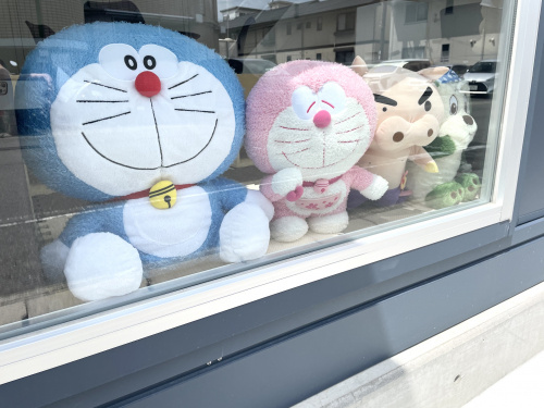 キッズスペースにいるかわいいぬいぐるみのご紹介の画像