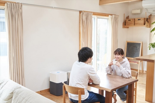 2人暮らしの人が快適に使用できるダイニングテーブル