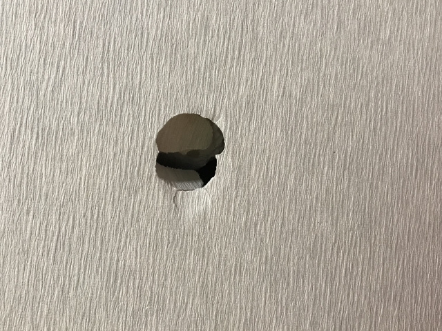 突っ張り棒を外したら壁にへこみが！