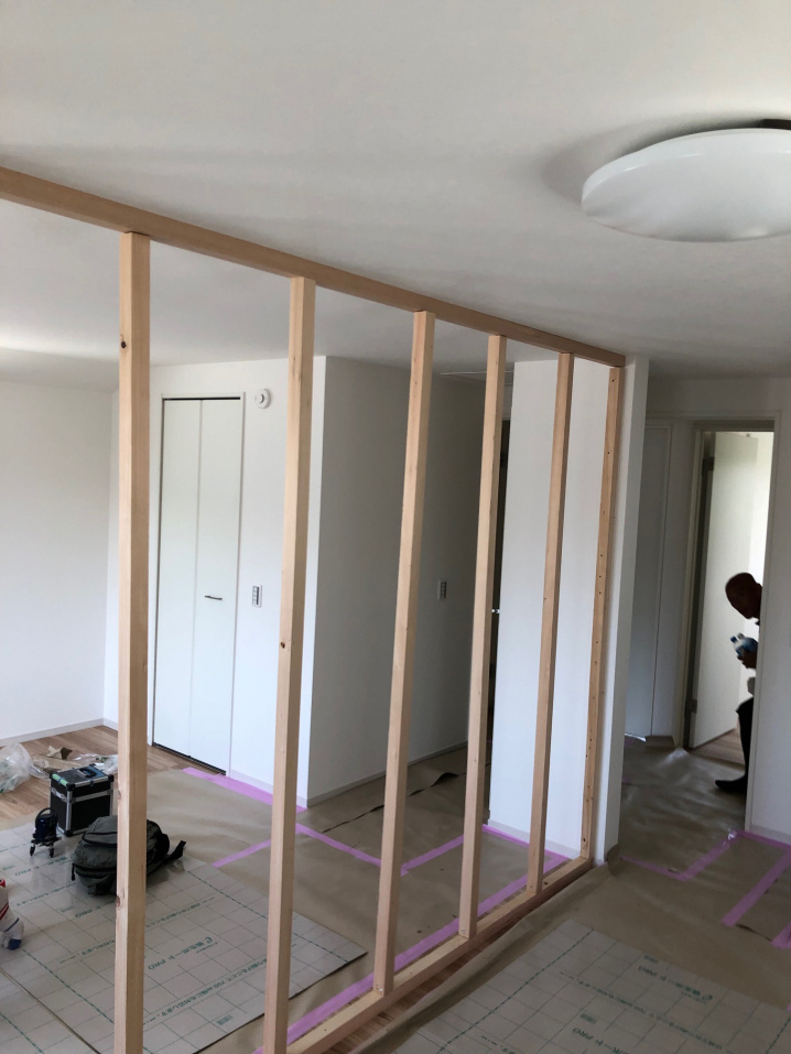 洋室を2部屋に仕切る壁造作 途中風景 完成 東京港区の売買不動産ならアミタエステート