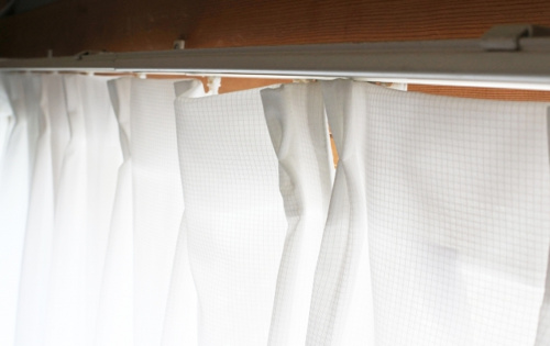 賃貸物件のカーテンレールが壊れたときの修理方法と注意点