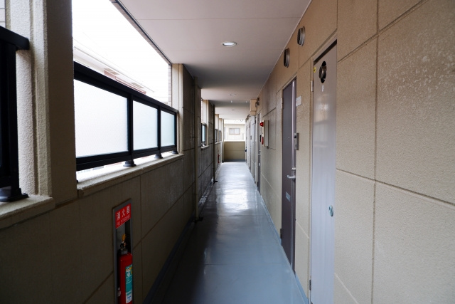 賃貸物件の共有部分に私物を置くのは規則違反?実際にあったトラブルと対処法を徹底解説の画像