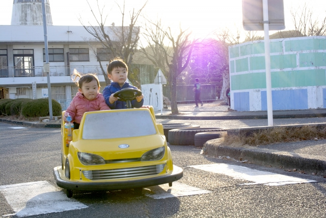 交通ルールを学びながら遊べる墨田区の堤通公園内交通公園とは？の画像
