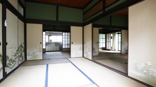 東広島田口、襖の美しさに目を見張る素敵な日本家屋があります。の画像