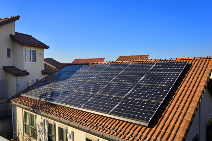 太陽光発電付きの不動産を売るには？売却方法と注意点の画像
