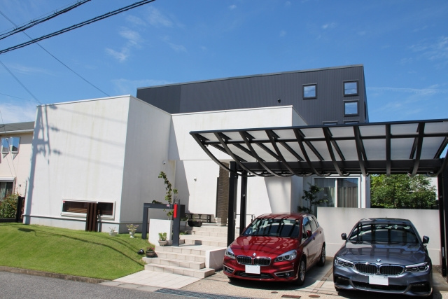 戸建て購入時に設置したいカーポートのメリットと注意点を解説！