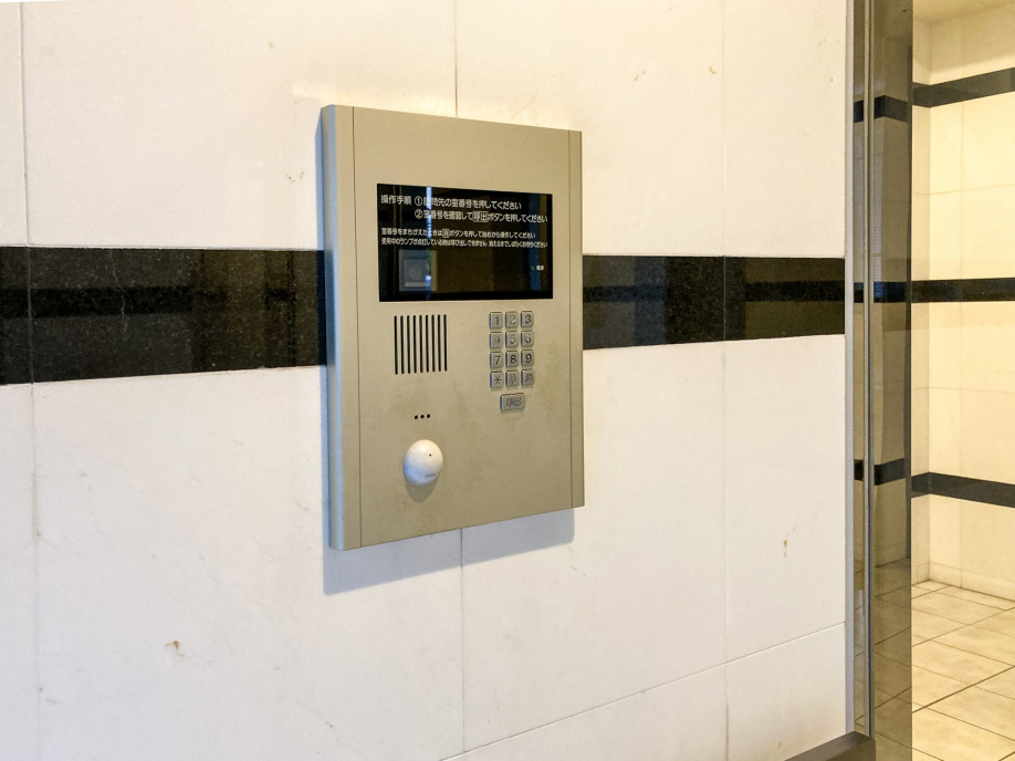 賃貸物件でも人気の防犯設備！オートロックのメリットと注意点を解説