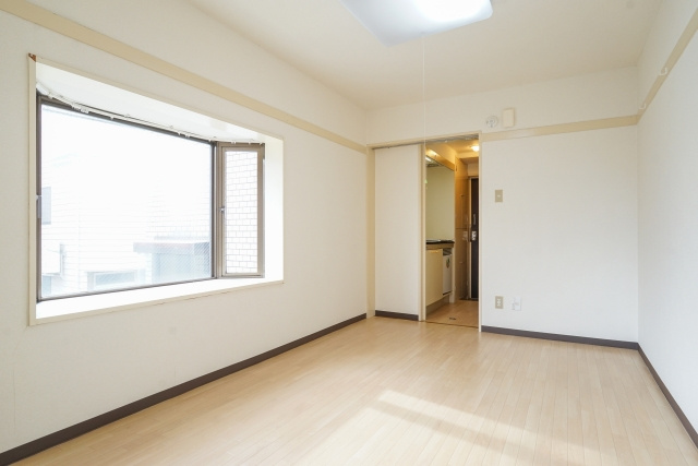 出窓がある賃貸住宅で暮らすメリットと注意点は？の画像