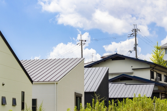 不動産売却で隣家の屋根が越境？築年数の古い物件は注意しよう！の画像