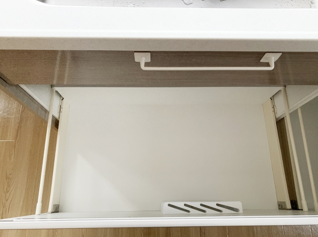 キッチンのシンク下を快適に！賃貸物件での暮らしに役立つ収納術とは？の画像