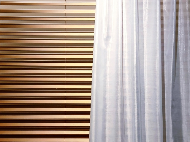 部屋の雰囲気を変えるなら木製ブラインドがおすすめ！賃貸物件もOKの取り付け方も
