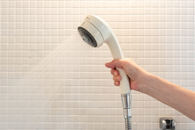 バスルームのシャワーの水圧が弱いときの原因と対策について詳しくご紹介の画像