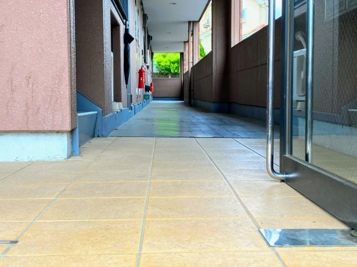賃貸物件の共用部分に私物を置くケースについて解説の画像