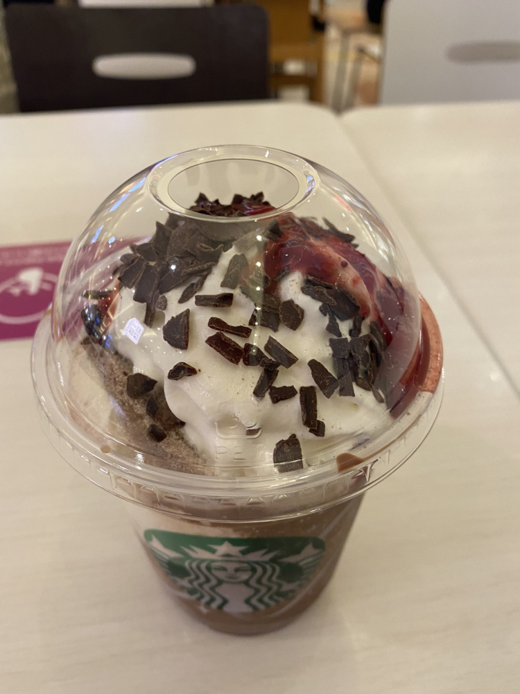 スタバの新作　チョコレートストロベリーフェスティブフラペチーノの画像