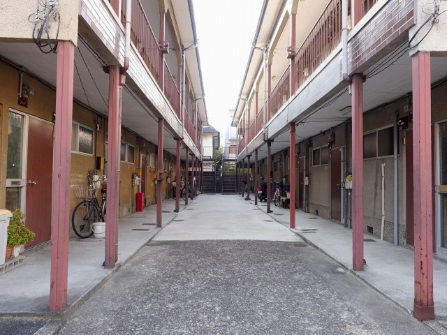 賃貸物件の共用部分は私物を置いて良いの？確認すべき規約とトラブルの対処法