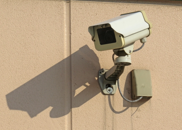 賃貸住宅に防犯カメラが設置してあるメリットとは？個人で設置する事は可能なのかを解説