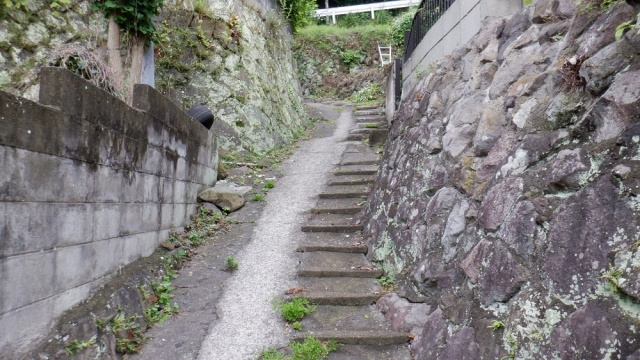 擁壁の有無は不動産売却に影響する？売る前に確認すべきポイントとは