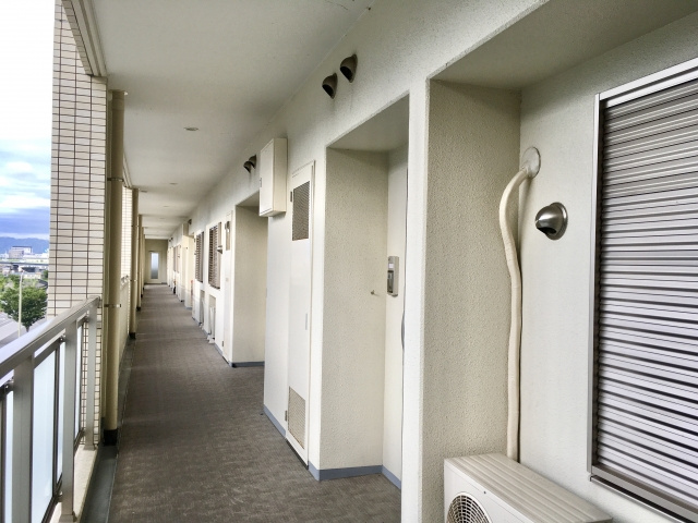 私物は共用部分に置いても良い？賃貸住宅の規約や対処法をご紹介の画像