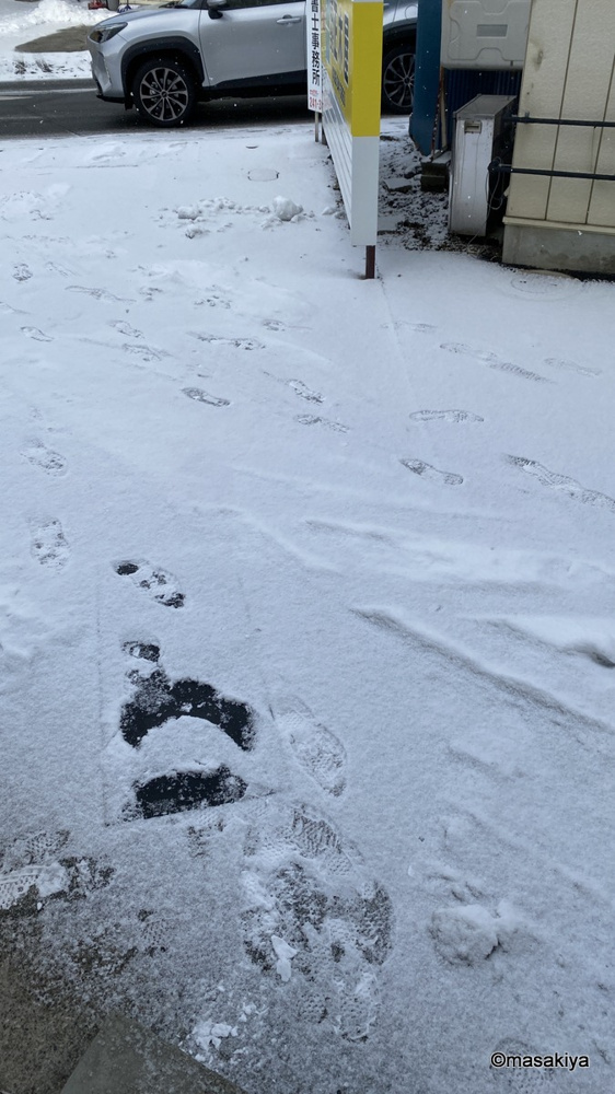 雪の日は滑ります。の画像