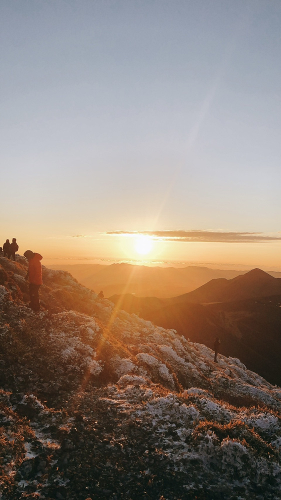 山の上から初日の出の画像
