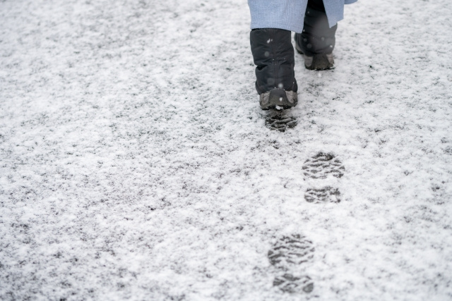 雪道を転ばないように歩くコツ