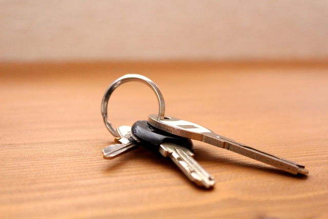 賃貸物件の鍵を紛失した場合はどうする？とるべき対応や費用相場について解説