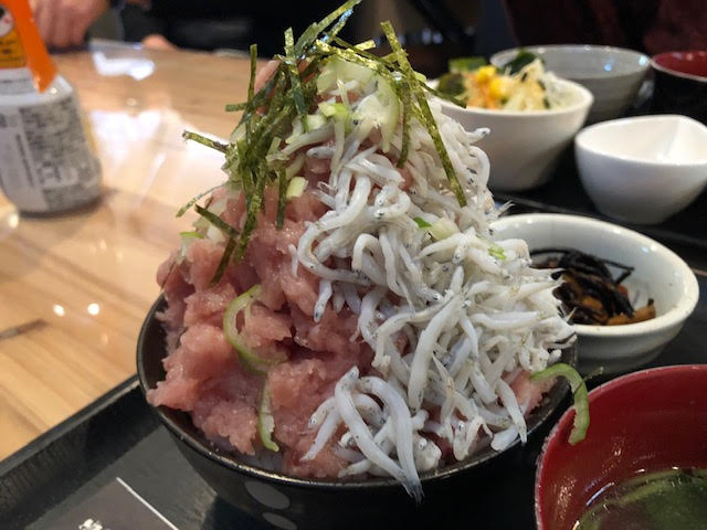 デカ盛り丼の画像