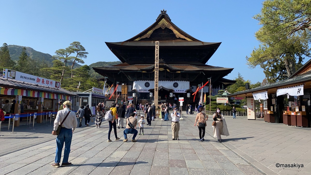 善光寺は平日がおすすめです。の画像