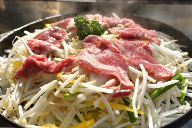 札幌の代表的グルメのひとつジンギスカンの概要とおすすめ店舗を紹介！