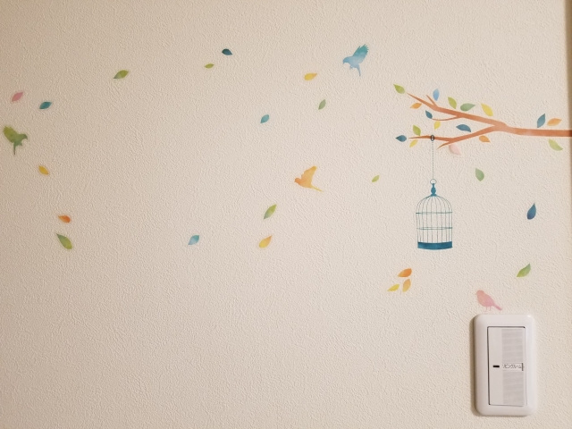 賃貸物件で壁にシールを貼りたい場合の対処法を解説！の画像