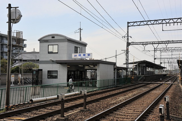 ◎
<p>結崎駅には各駅停車のみが停車する駅ですが、</b>大阪ミナミの中心地である大阪難波駅まで乗り換え込みで1時間前後と、大阪方面へも十分に通勤圏内</b>となっています。</p>
<br>
<p>1時間に平均4本、通勤時間帯は最大で5本の列車が来るため、極端に不便さを感じることもありません。</p>
<br>
<p>電車以外の交通手段としては、川西町内を回っているコミュニティバスが2つのコースで運行しており、平日のみですが駅や役場、住宅の多い地域や病院などを結んでいます。</p>
<br>
<p>その他にも結崎駅から東へ徒歩5分くらいの距離で天理市に入ることもあり、天理市が運行しているコミュニティバスも結崎駅を通るルートがあります。</p>
<br>
<p>天理市内には大きな病院や専門の病院、買い物スポットも多いので、交通手段を持たない人でもコミュニティバスが使えると便利です。</p>
<br>
<p>道路事情ですが、結崎駅は<b>高速道路の西名阪自動車も近く、大和まほろばスマートICが使いやすくて便利</b>です。</p>
<br>
<p>渋滞しやすい郡山ICを避けて高速道路を利用できるので、車通勤やレジャーでのお出かけにも使い勝手が良いでしょう。</p>
<br>
<p>その他、奈良盆地の中心に近い地域でもあり、主要な商業施設や交通機関へもアクセスは抜群です。</p>
<br>
<p>駅のすぐ東側を通る京奈和自動車はICの構造上あまり便利に使うことはできないかもしれませんが、現在も側道を整備中ですので将来的にさらに便利になるでしょう。</p>


<div id=