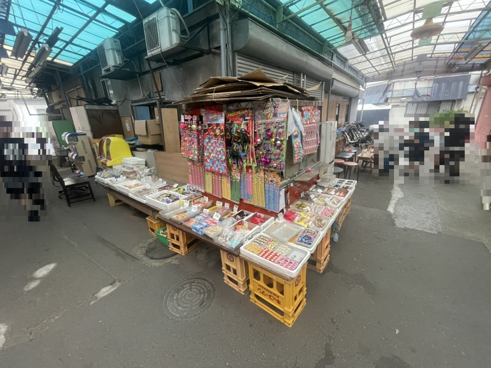 昔ながらの駄菓子屋の画像